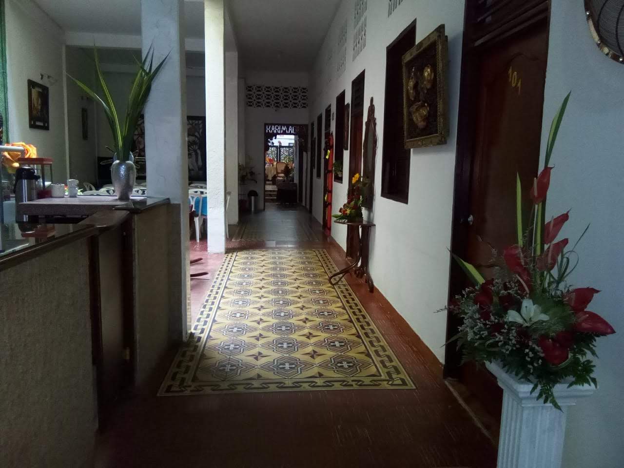 Patio interior con decoración tropical