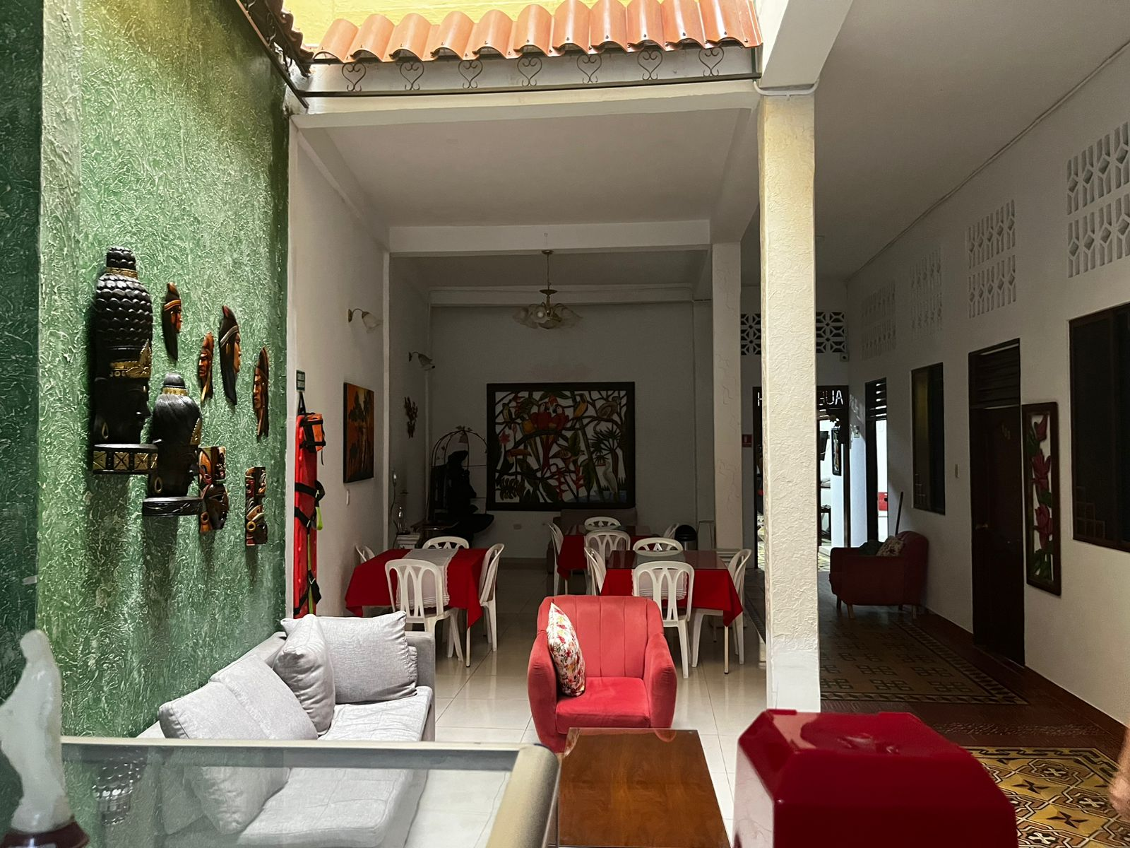 Pasillo central del Hotel Karimagua con piso hidráulico y decoración amazónica